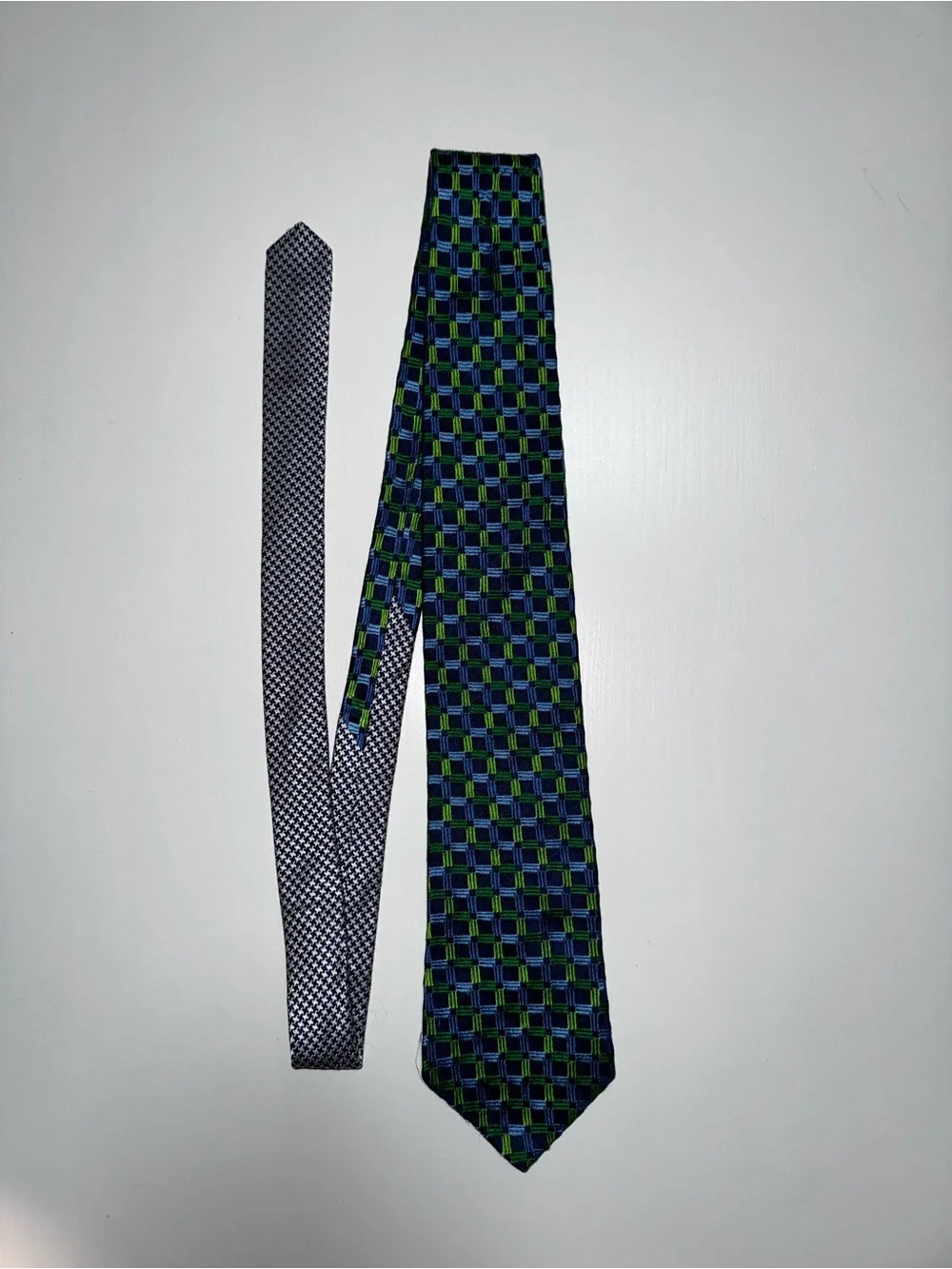 Tommy Hilfiger Men’s Woven 100% Silk Geometric Tie Blue Green Logo Accent